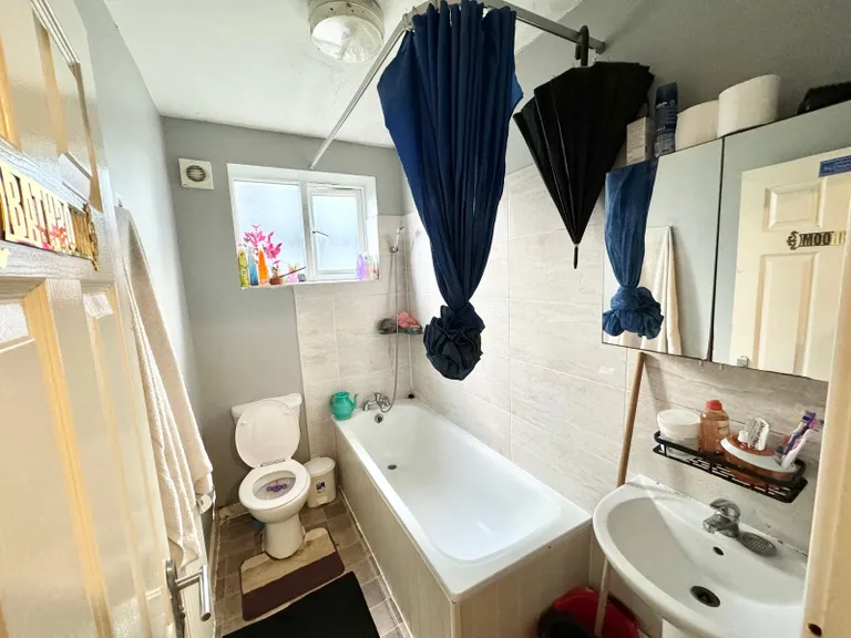 1 bed flat for sale - Image 2
