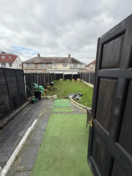 3 bed terraced house - Image 11