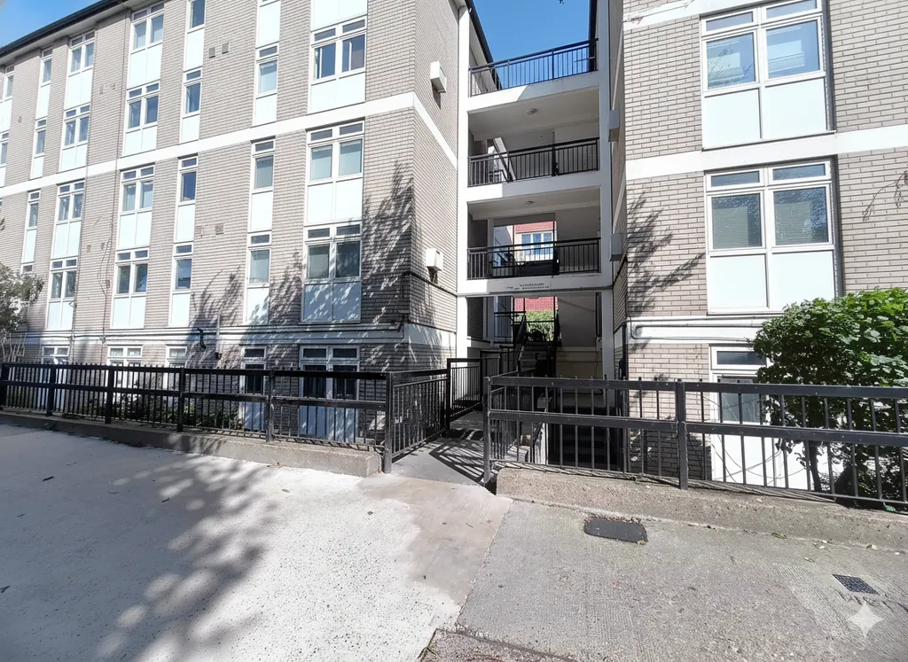 2 bed flat for sale - Image 3