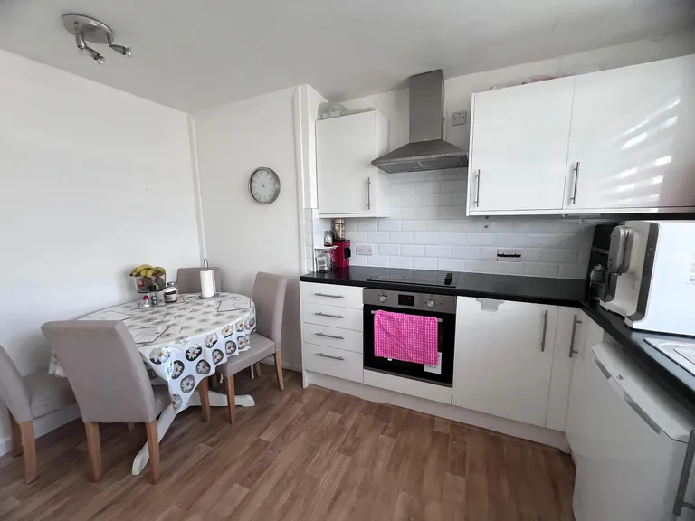 2 bed flat for sale - Image 5